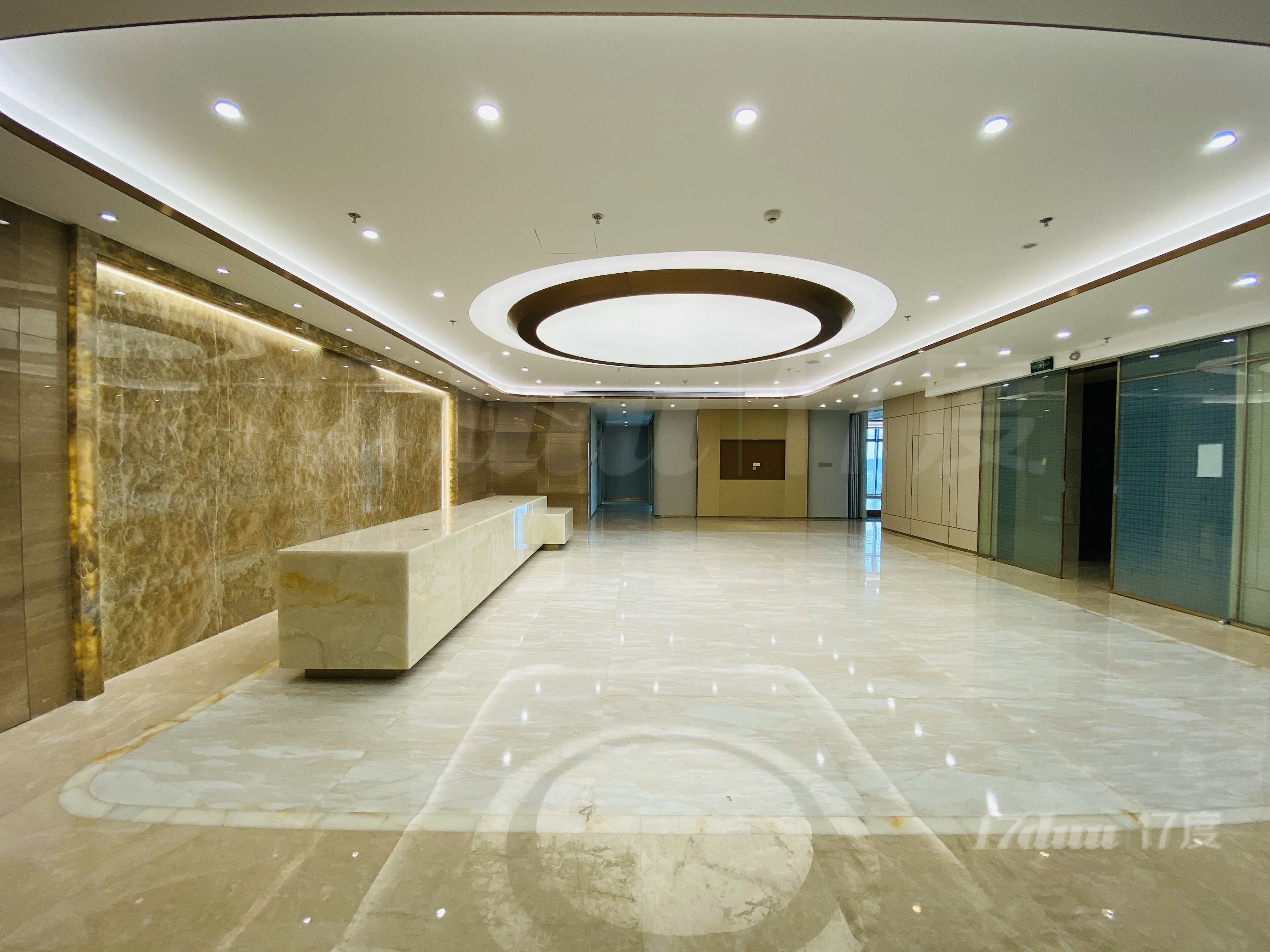 深圳金融龙头（钻石外观+海景办公）会展中心地铁旁