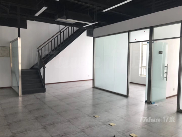 复式结构，租一层送一层，室内高度4m