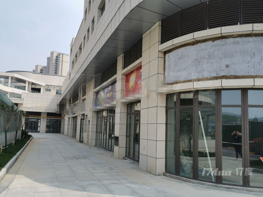 徐州市第一人民医院对面，怡和特色小吃街一楼旺铺招租