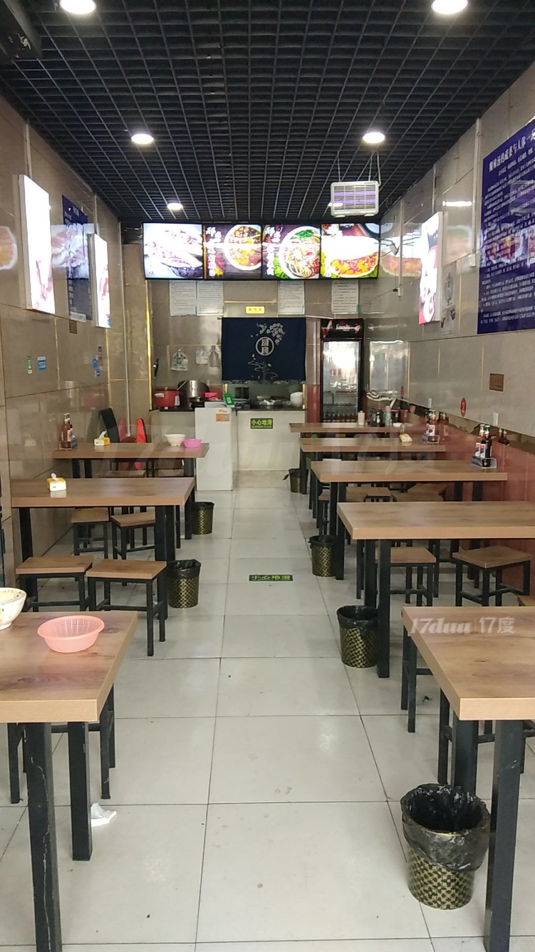 地段好，人流量大，门面外还可摆摊