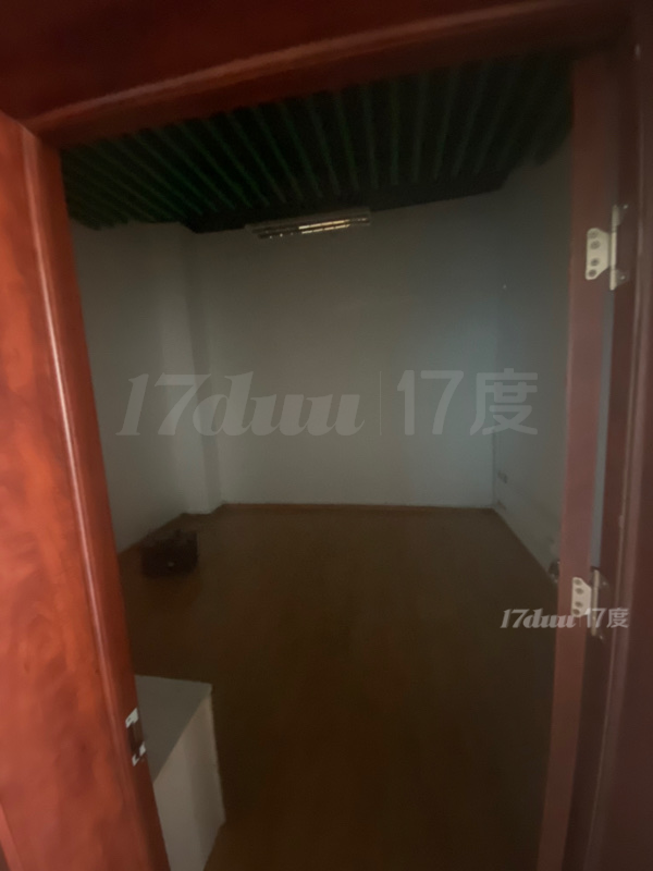 临近地铁站，3号线常府街5分钟到，多条公交直达