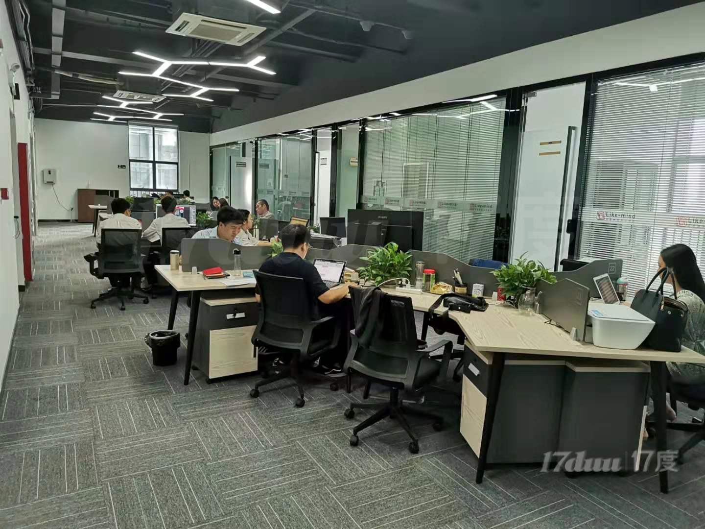 光明万和科技大厦卡位办公 可注册、可开公账