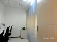 小小办公室温馨舒适 配前台行政免水电物业空调网络 带电脑办公