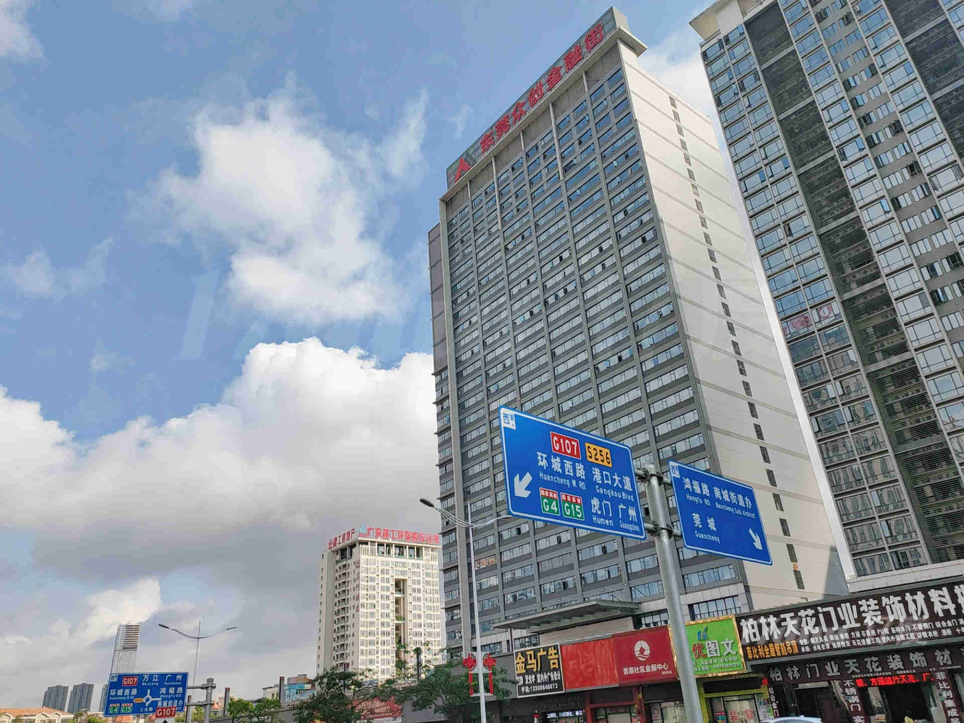 精装写字楼11层高层采光，与政府相邻、与美景相伴