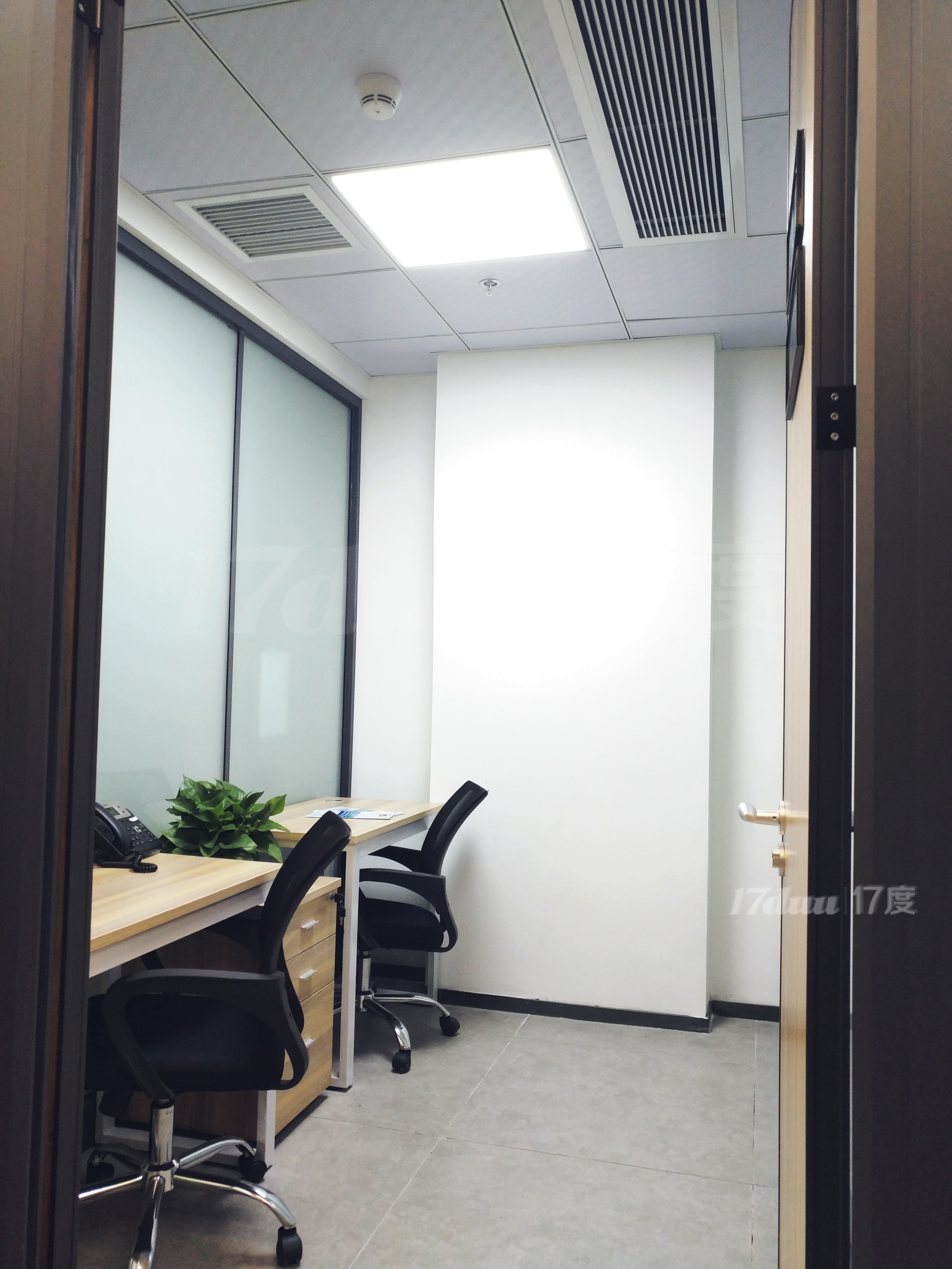 精装办公室出租，拎包入住，可注册解除异常，非中介