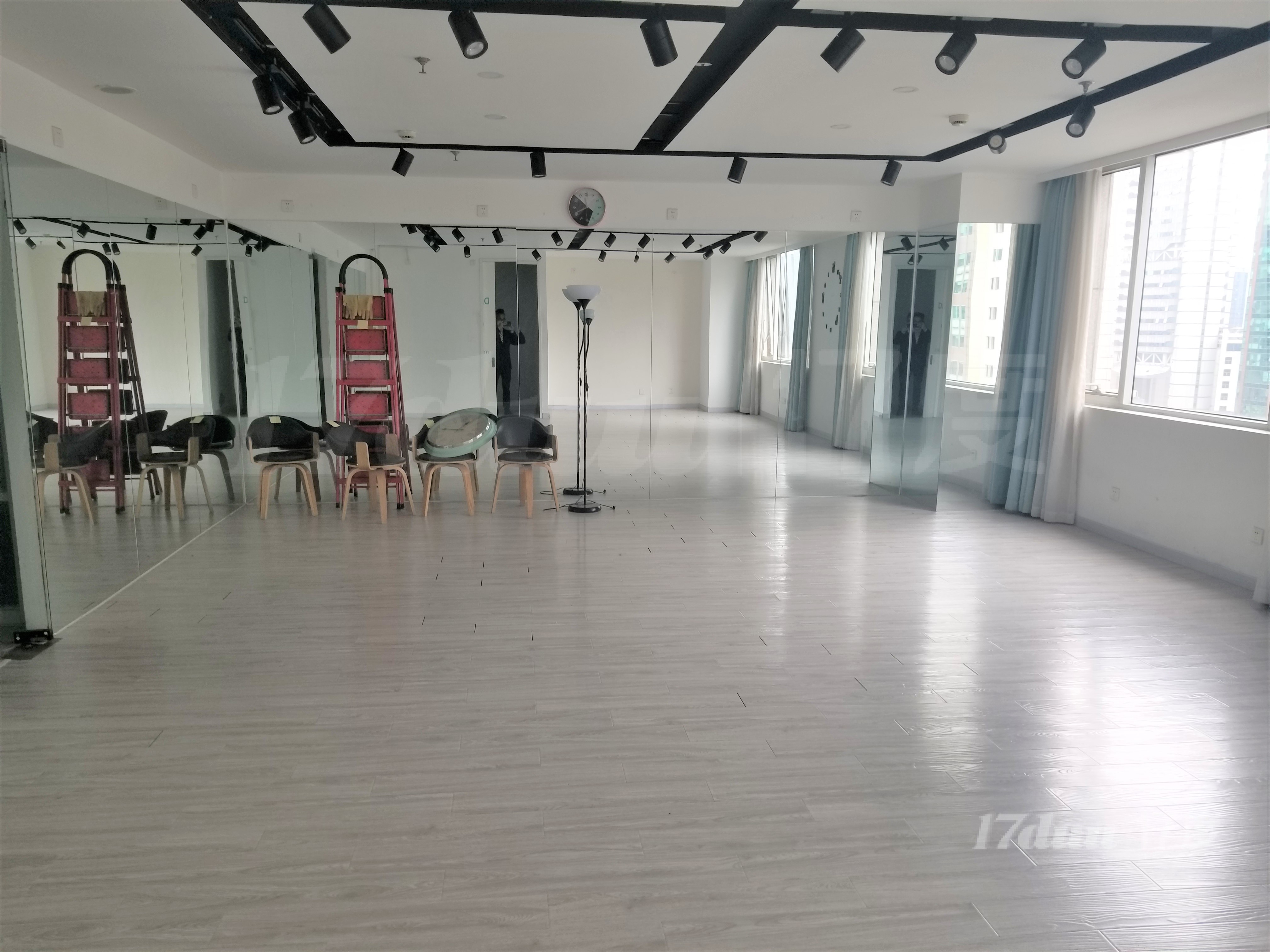 南京西路CBD818广场，舞蹈装修大通间朝南，兴业太古汇对面