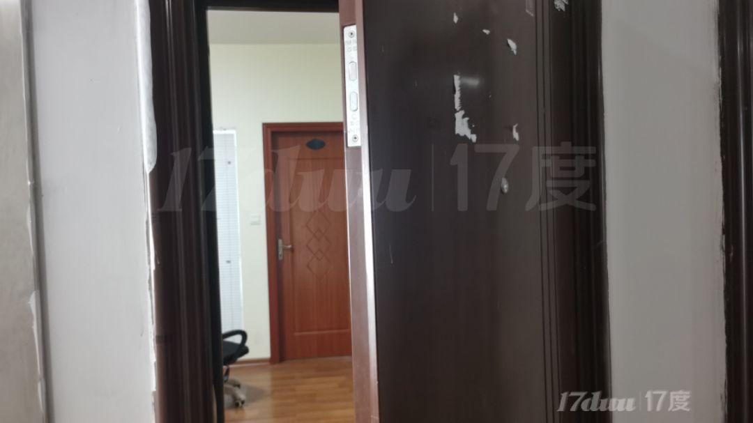 富升大厦708 火车站对面 位置好 配置优，可带办公桌椅一起