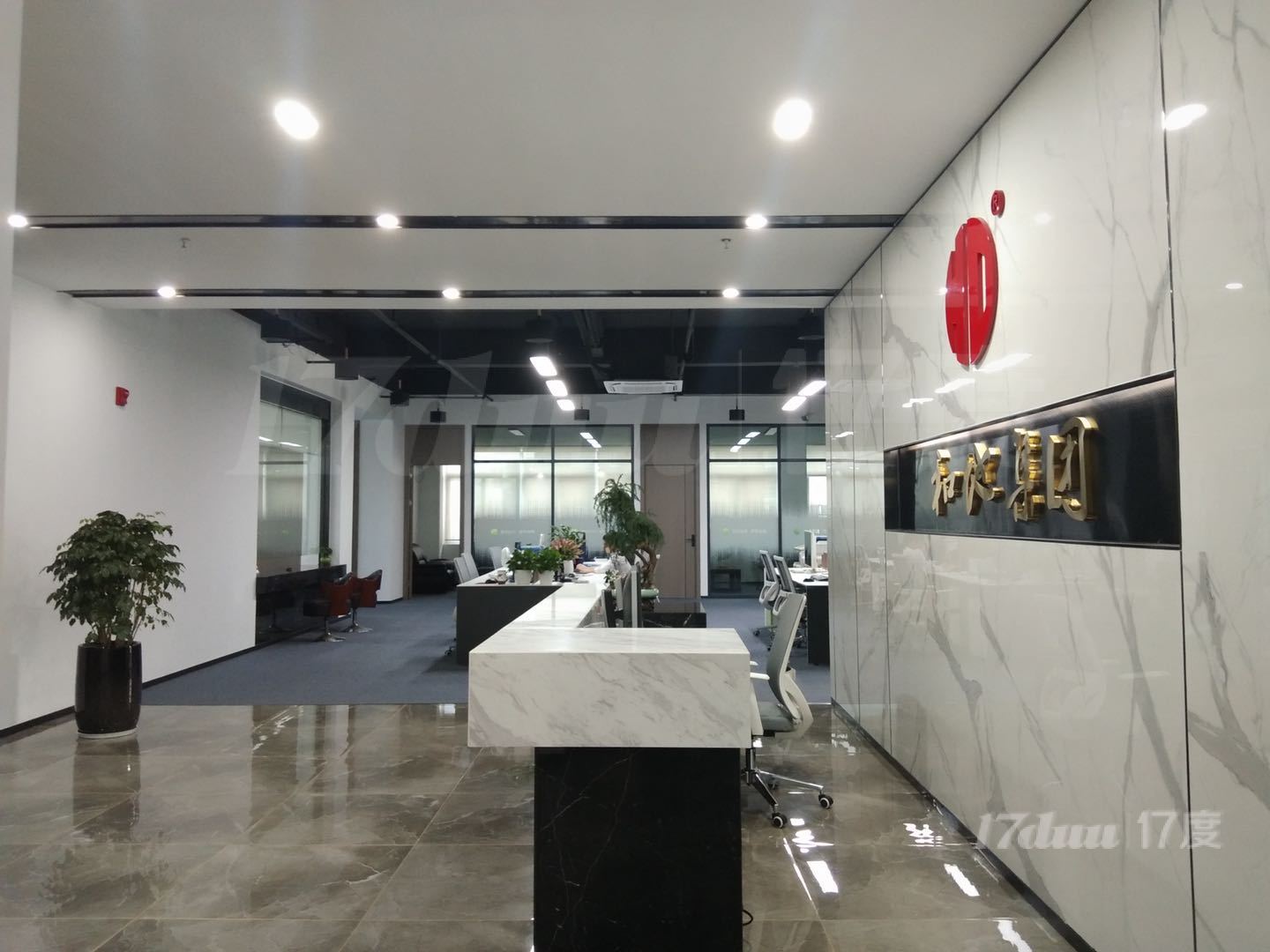 转租！宝安1一20人卡位独立办公室出租，提供租赁凭证