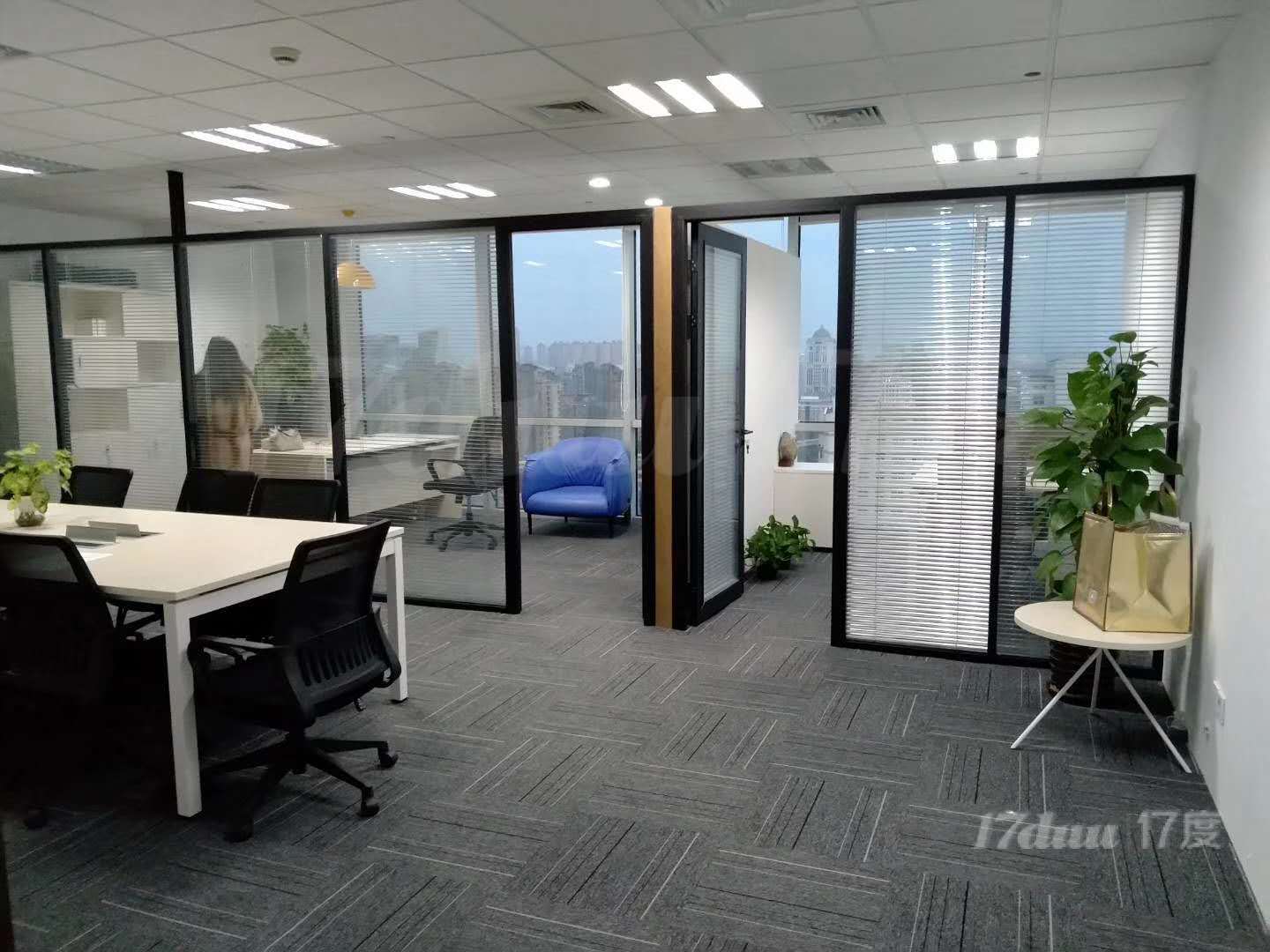 1号线莘庄龙之梦！精装110平办公室，全套家具！拎包办公！