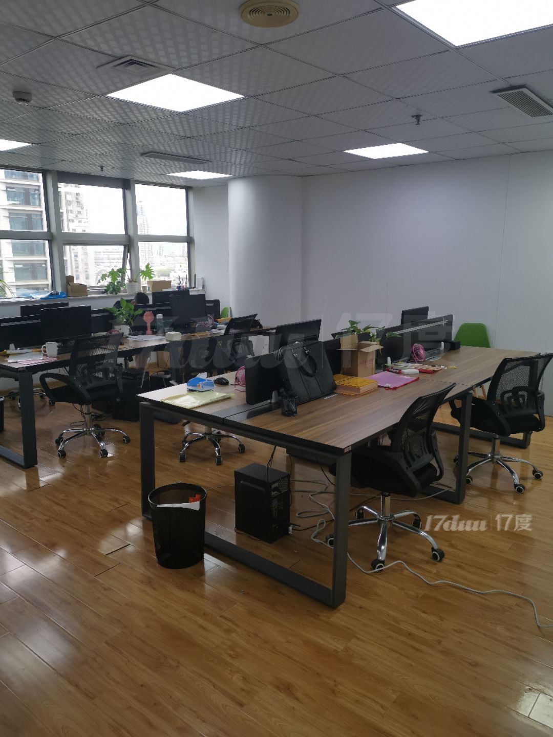 新街口黄金路段毗邻德基广场离地铁口600米