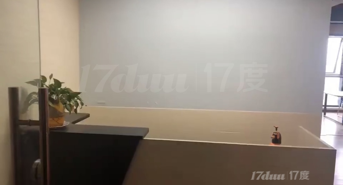紫金创业园C幢美式精装修，大落地窗，带部分办公家具，价格可谈