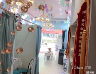 小区门口，人流量大，都是富宅区，接手可盈利