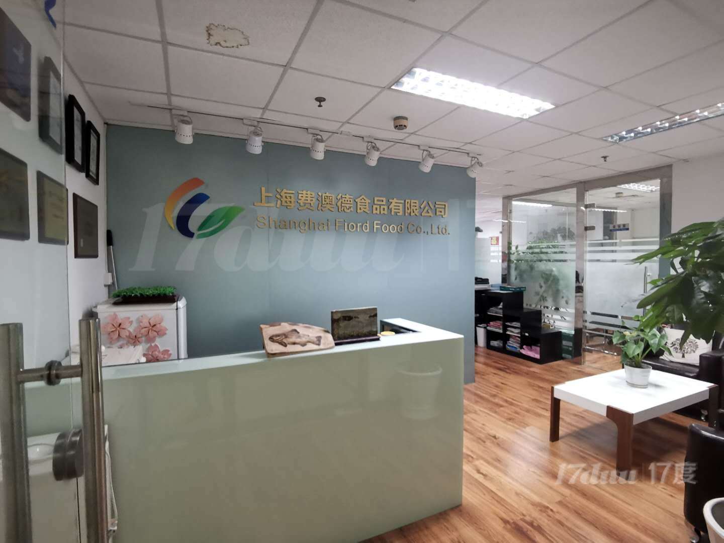 人民广场南京西路仲益大厦，精装带家具，高区朝南，正对电梯厅！