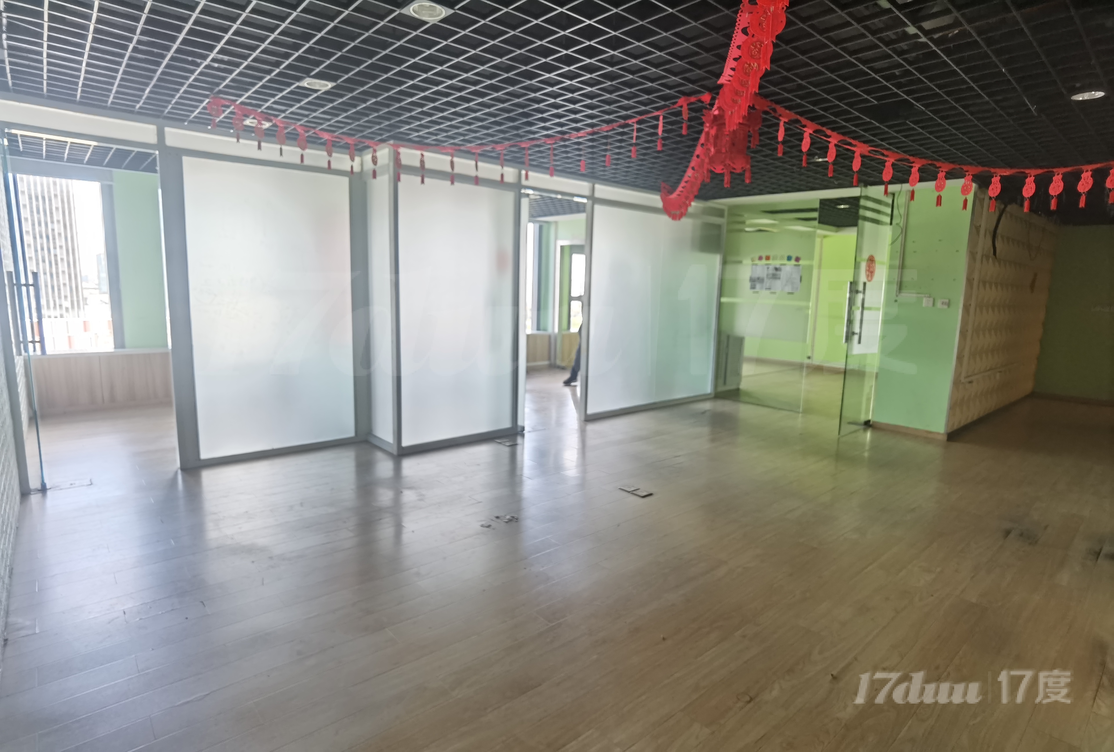 9号线九亭站口 来伊份青年大厦办公室出租 近金地广场九亭中心