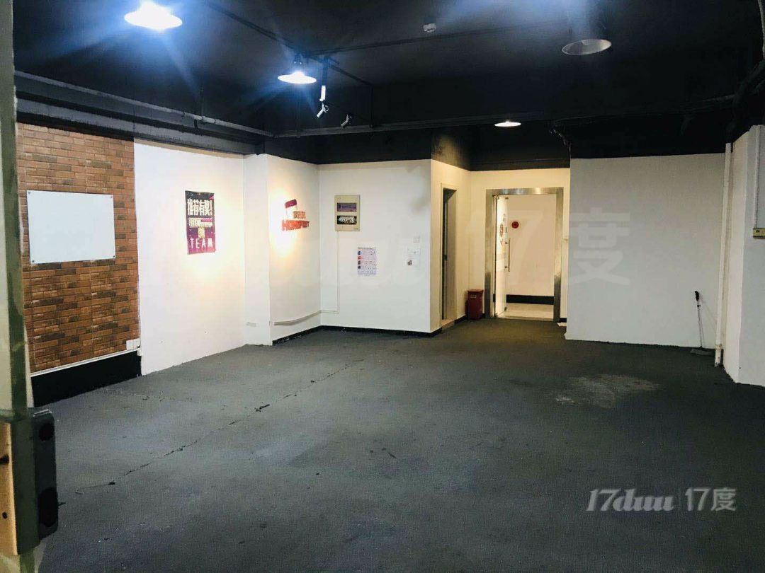 3/4号线精装修带家具，拎包入住，带上下水，独立空调