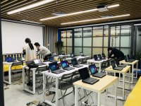岗顶活动室、培训室、会议室出租，设备齐全，时租日租