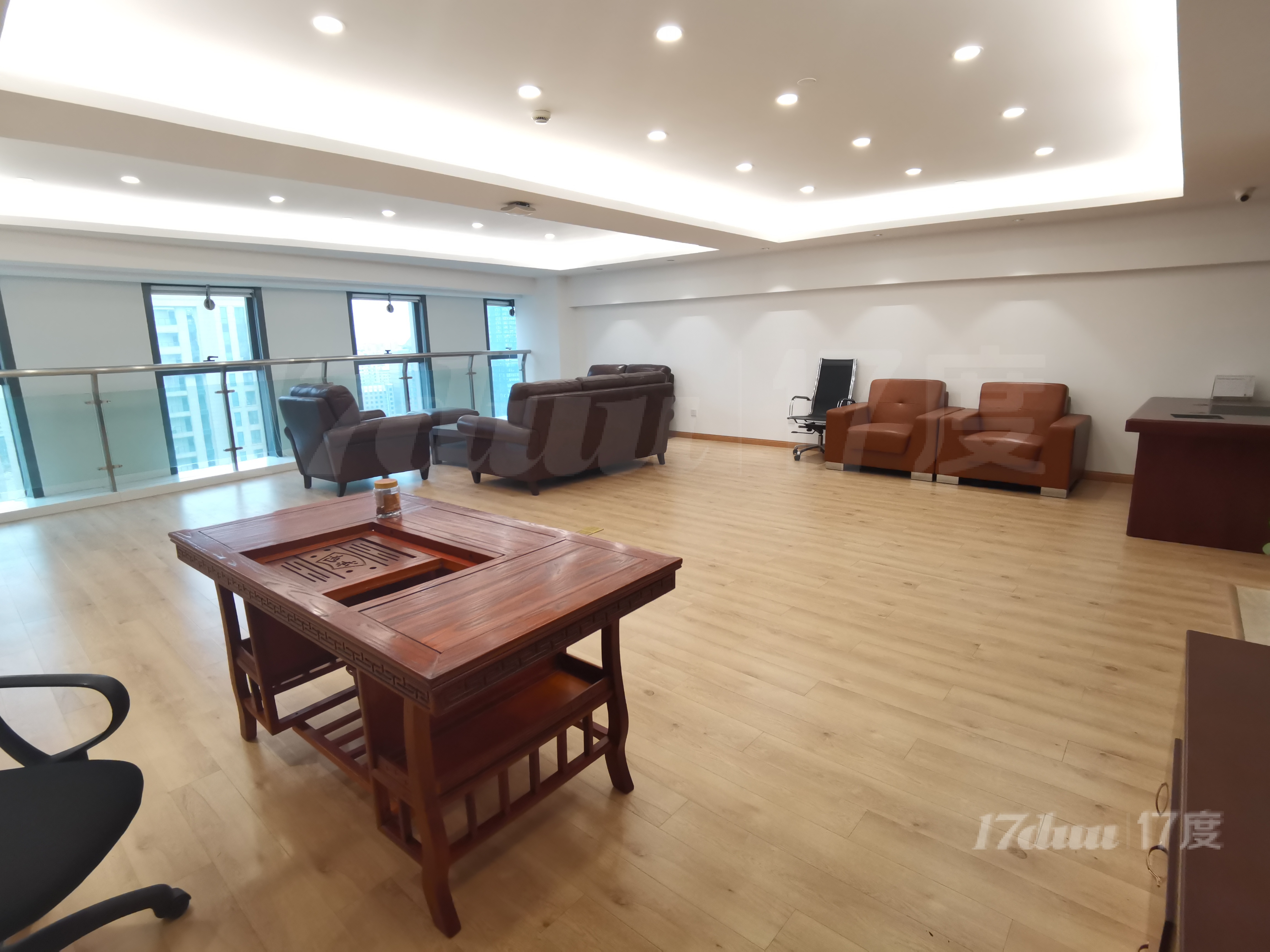 中环汶水路旁，和源中环企业广场150平精装复式，朝南采光好