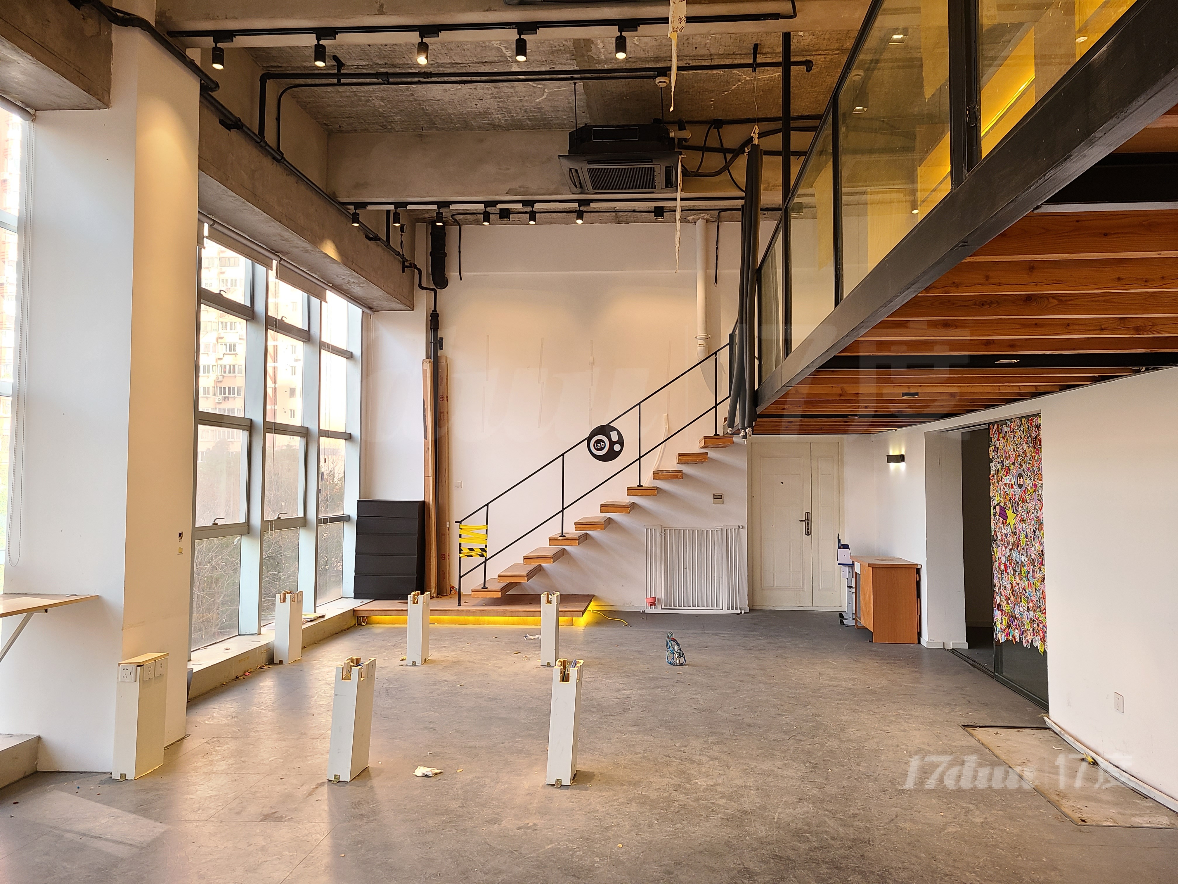 7号线昌平路地铁口，层高4.5米办公室随时可看房，独立空调