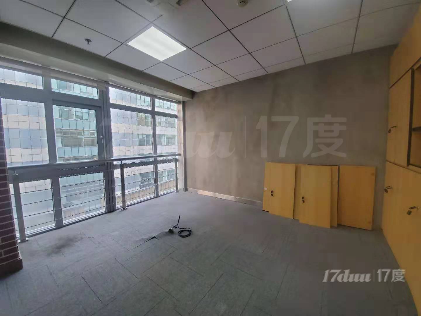 长江新能源，精装修带家具近地铁，拎包入住。行业不限！空关！