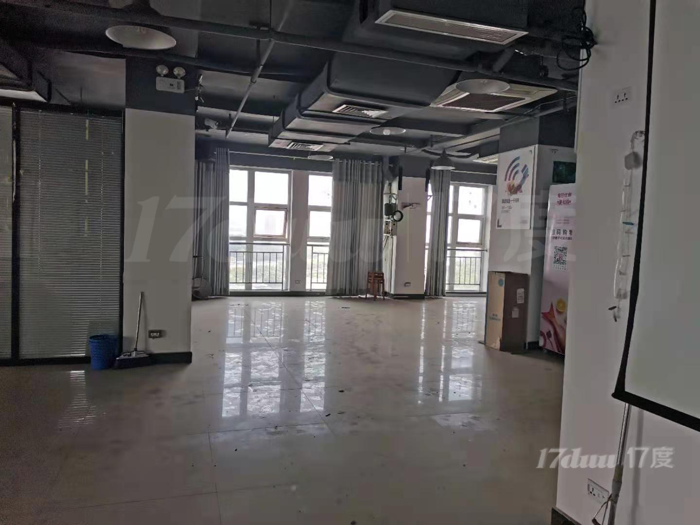 一级办公楼，楼层高视野通透