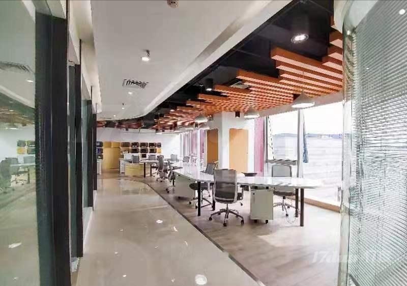 七宝宝龙城精装420平带家具，正对电梯，拎包办公