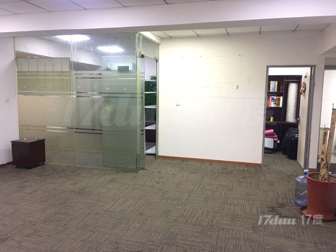 李子园商务区2个隔断加一个储藏室，看中的话业主可以配家具