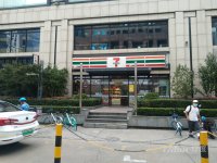 福山路写字楼一楼商铺周边没有商铺，位置极好，带租约