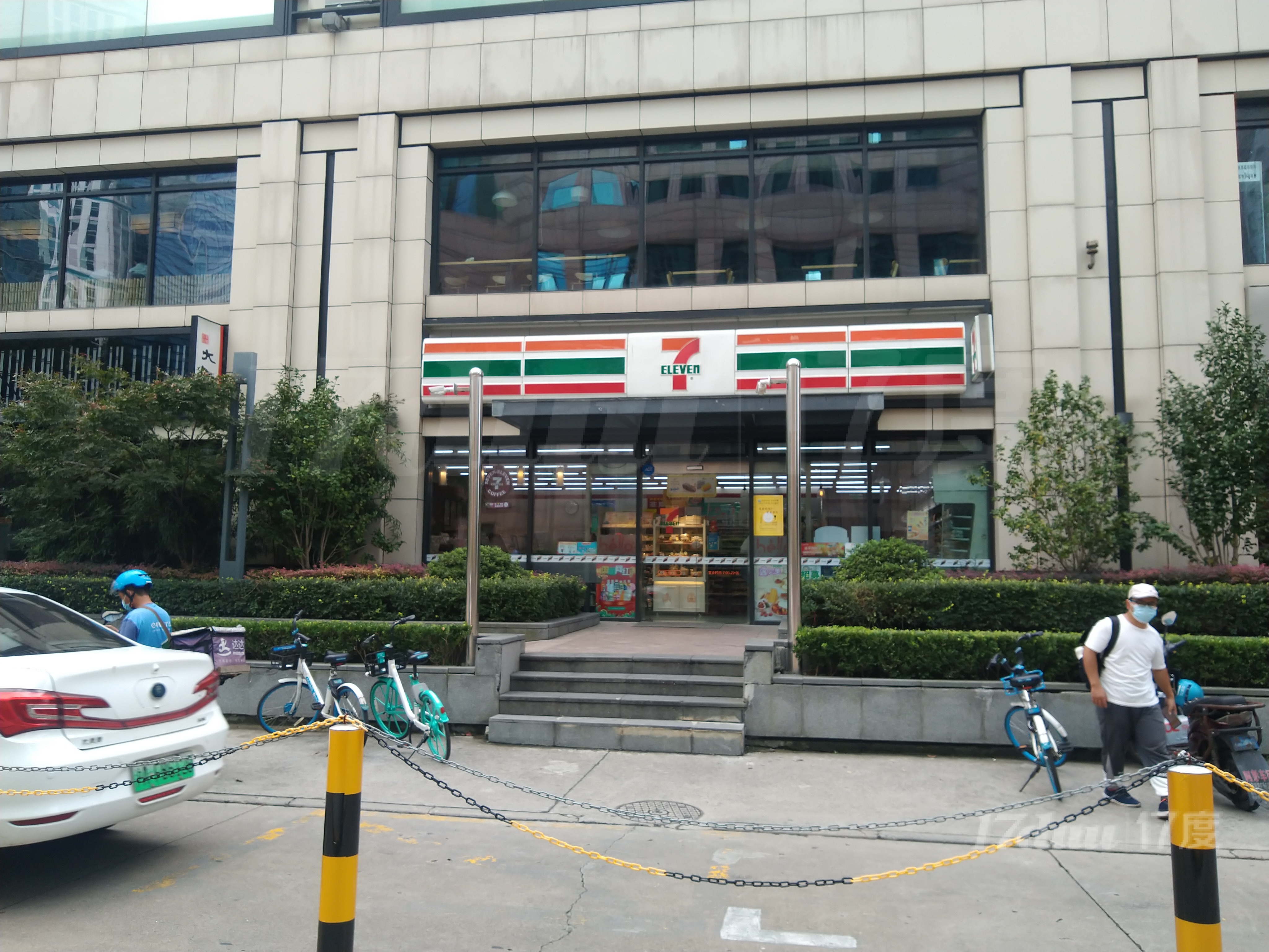 福山路写字楼一楼商铺周边没有商铺，位置极好，带租约