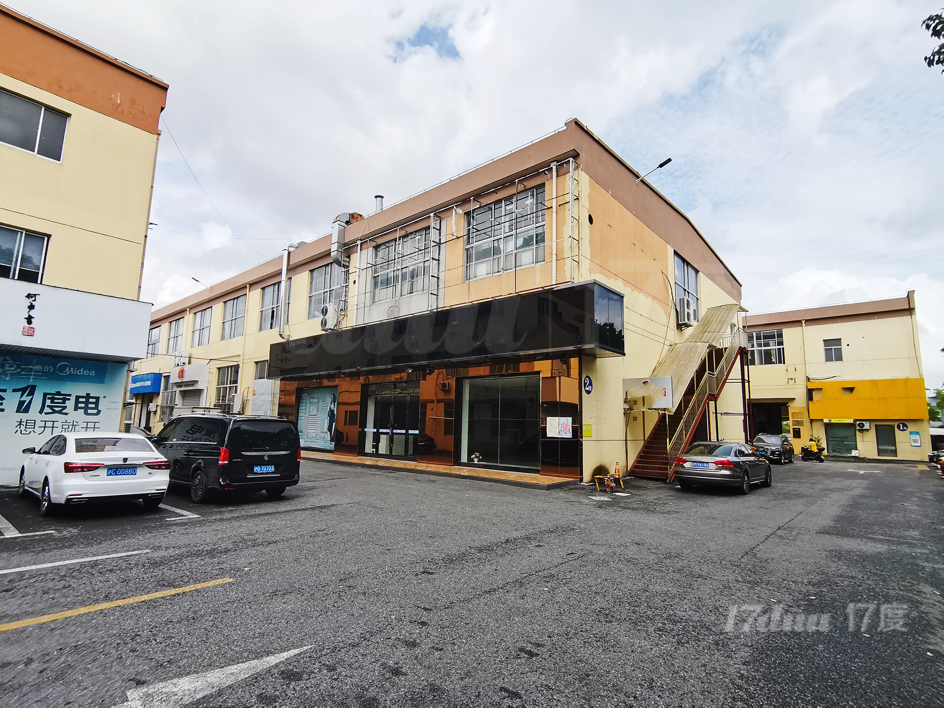 松江文翔路660平展厅出租，精装修，玻璃橱窗正对园区大门