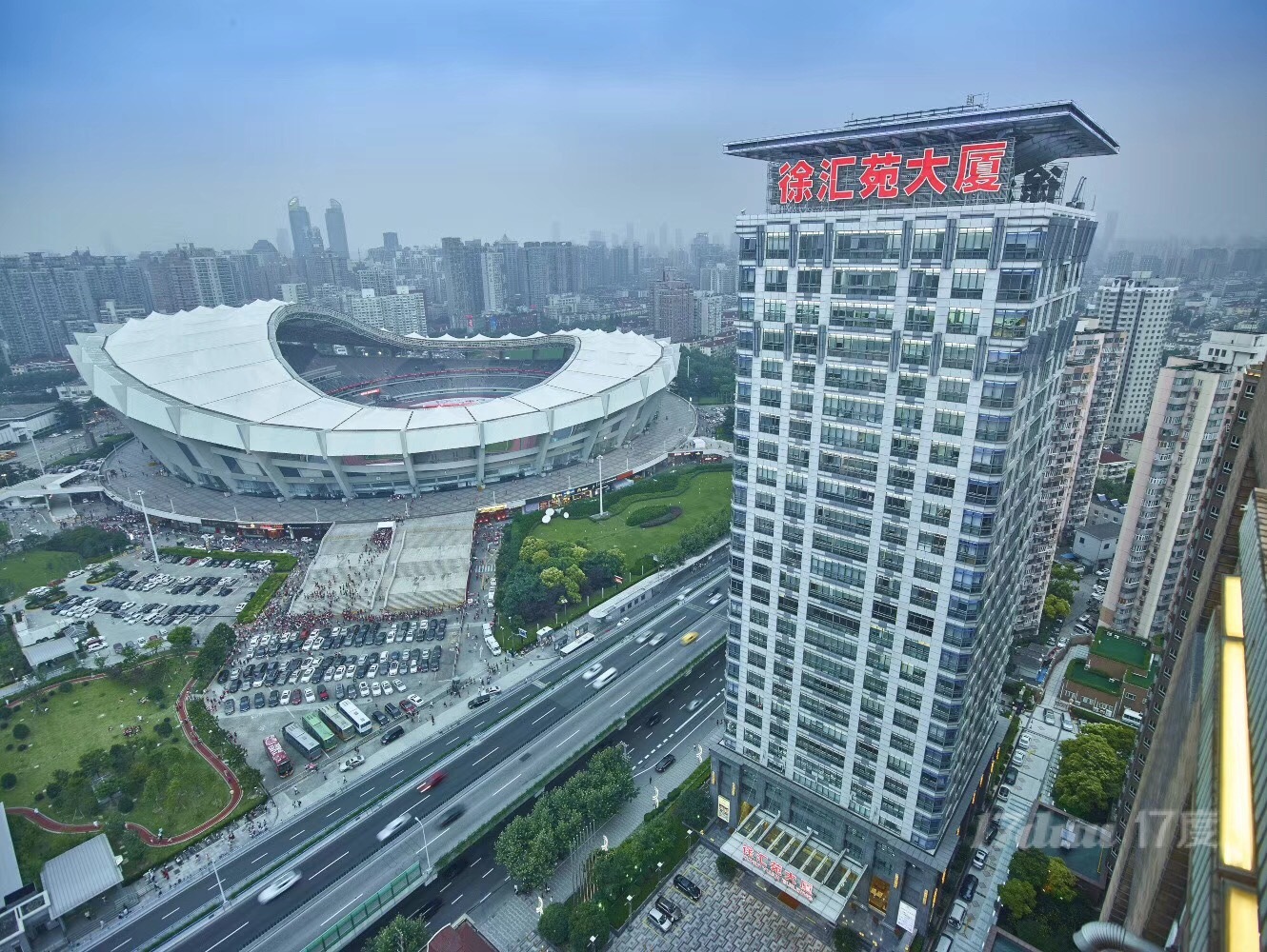 免租期至少半年 11号线出口即达 独立空调 正对电梯