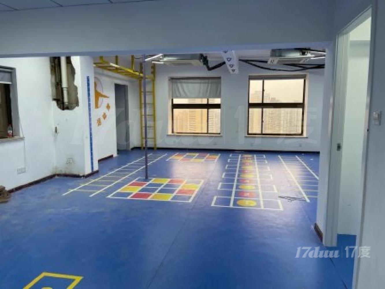 曹杨路地铁上建50平写字楼配套，户型方正，带上下水行业不限