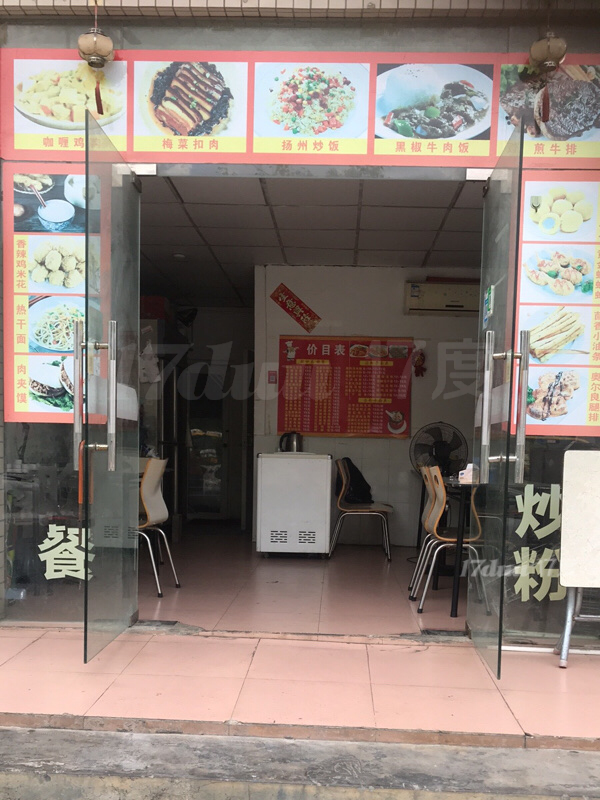 临街门面附近有学校前面有公交站台可空转。