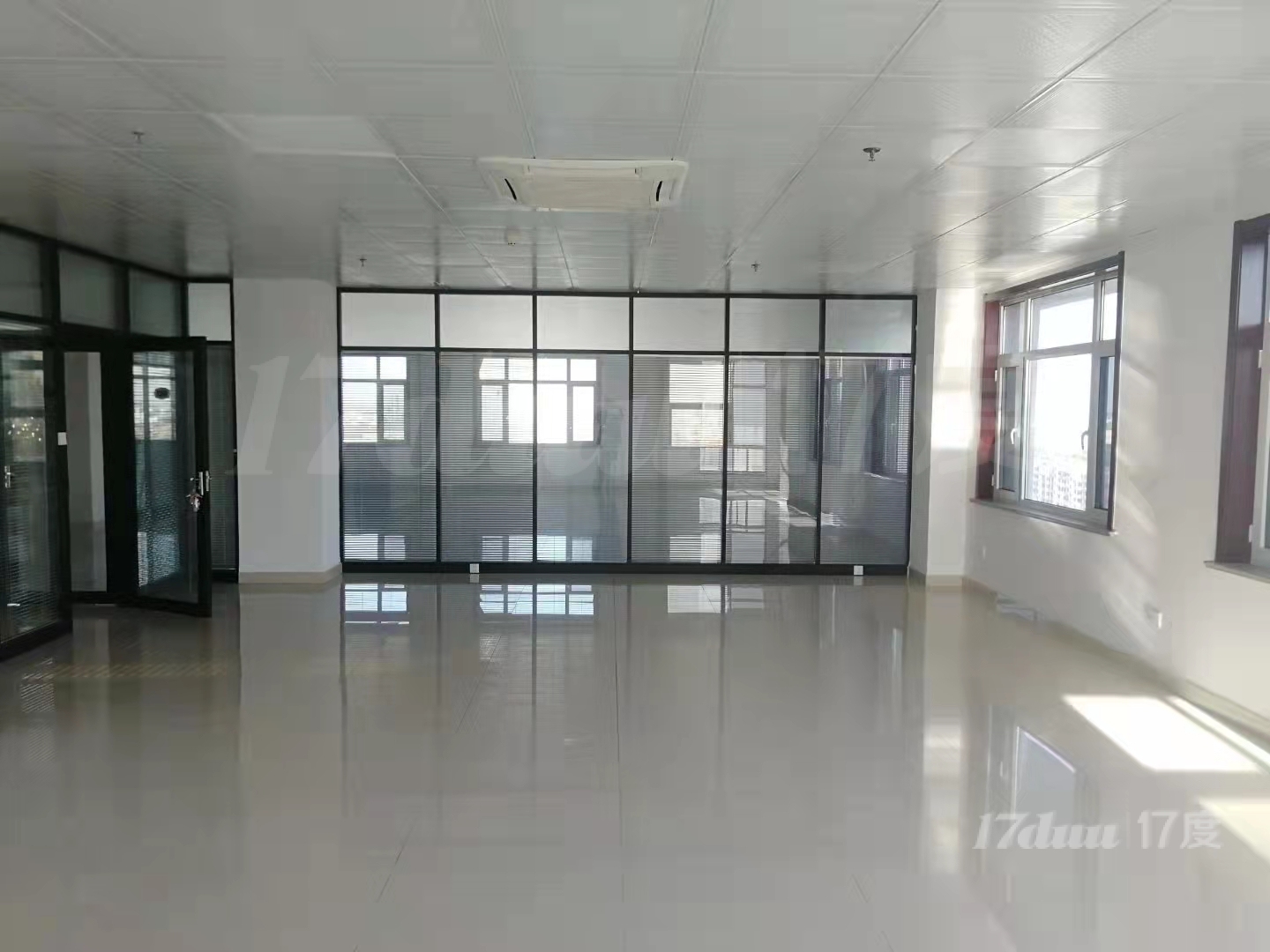 沿街独栋，黄金商务区，免费停车场，专业服务