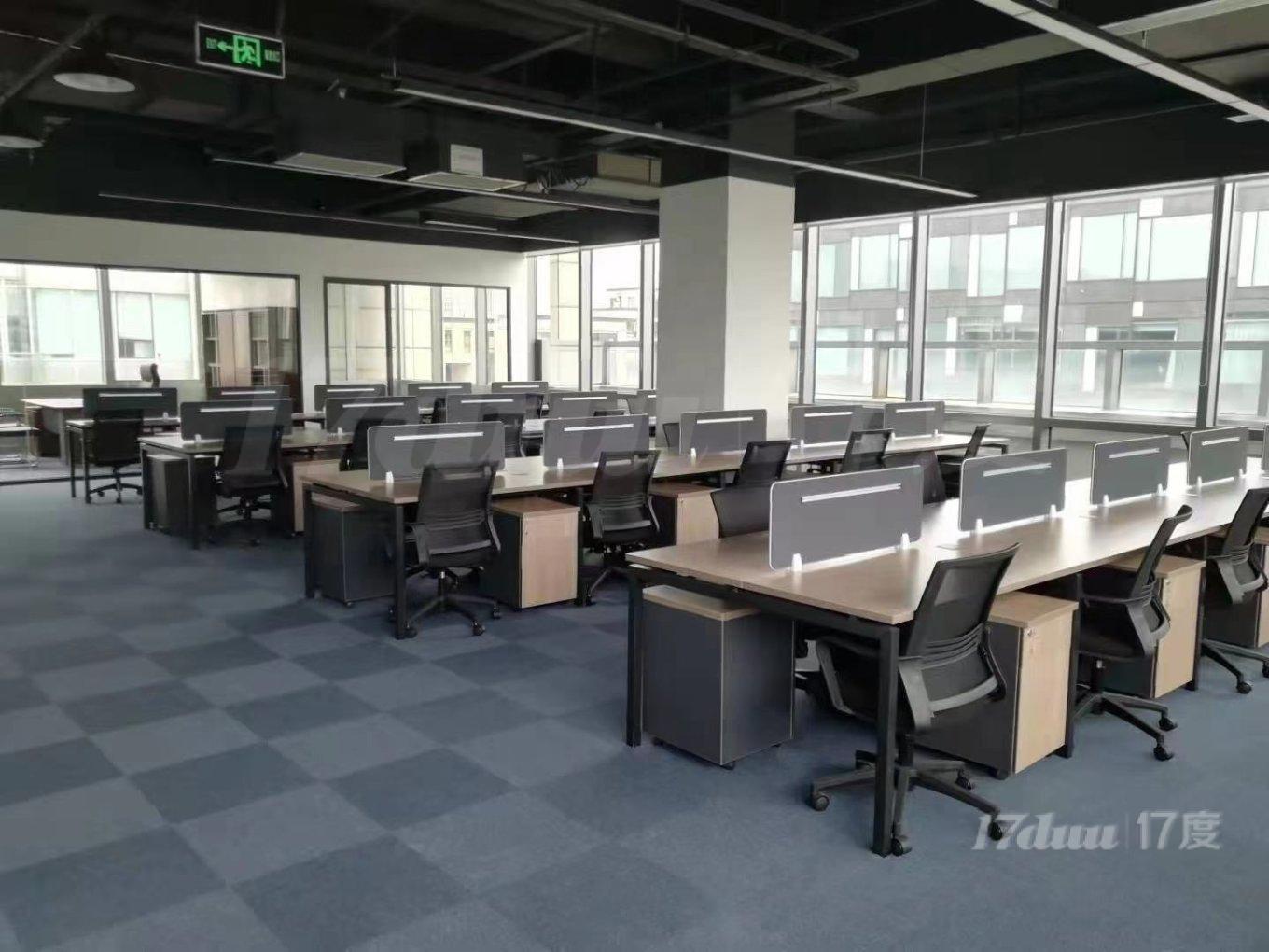豪华装修带家具，拎包办公，紧邻地铁，高区三门采光，正对电梯口
