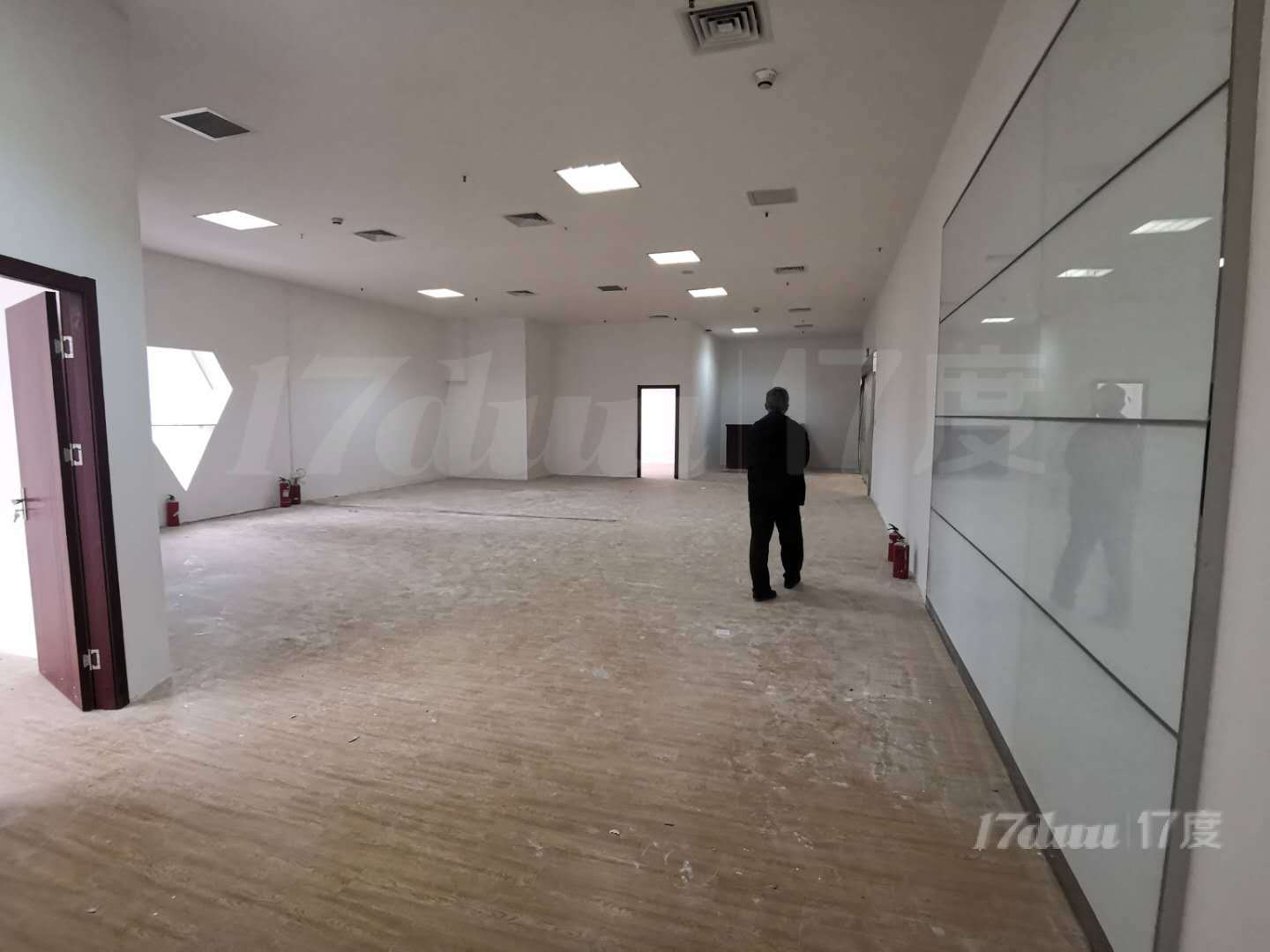 南京东路办公楼，500平东南朝向，租金3.2元可签，层高5米