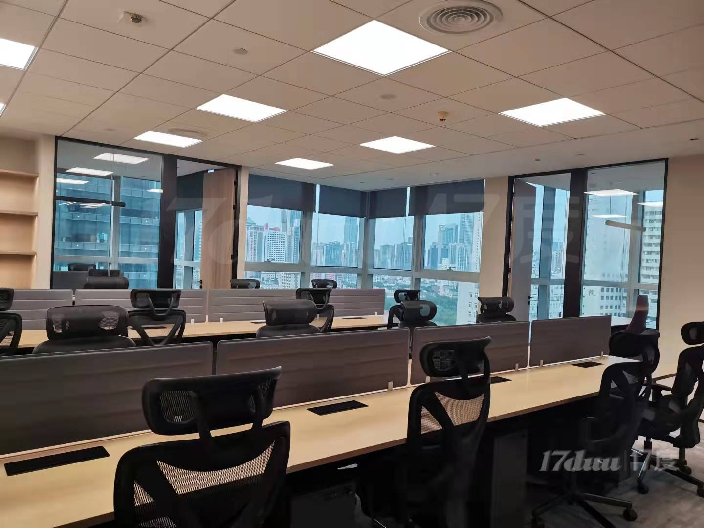 香港广场，楼下就是1号线，位于淮海路地段，精装修有家具