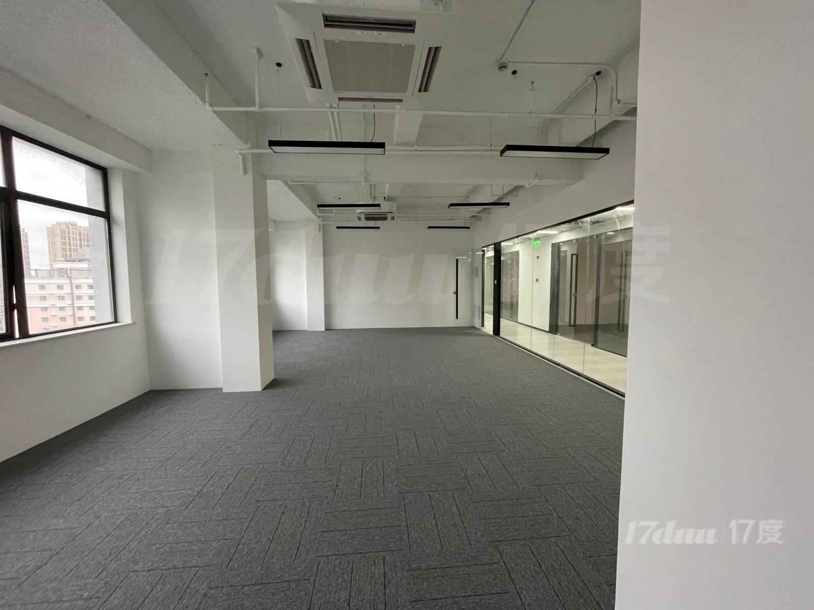 静安西藏北路地铁口，创意园区现房整层精装修，南北通透带露台！