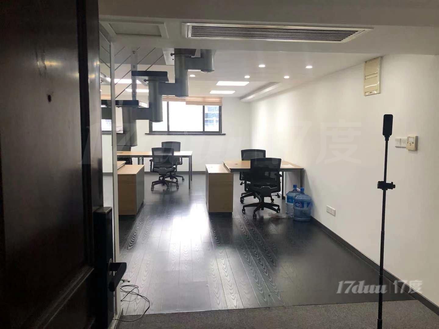圣天地商务楼，9500元精装带家具采光好，江宁路地铁口朝南