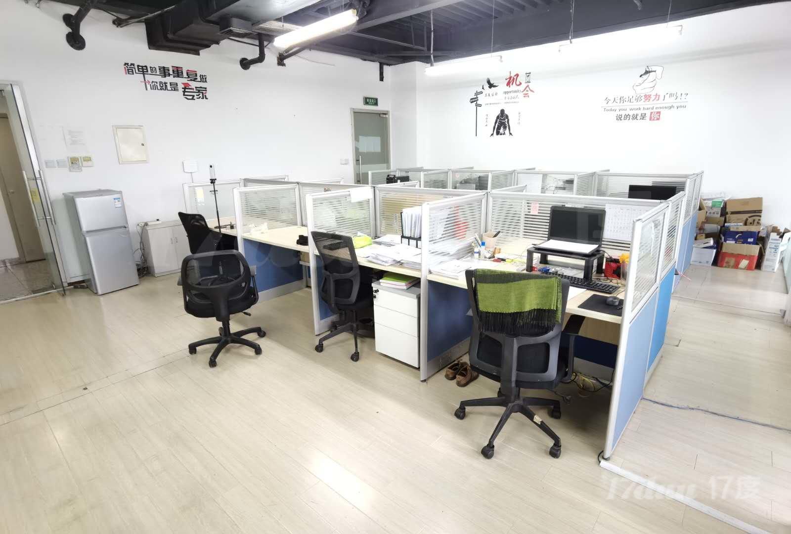 同济大学旁精装工作室出租~~~地铁！拎包入住即可！