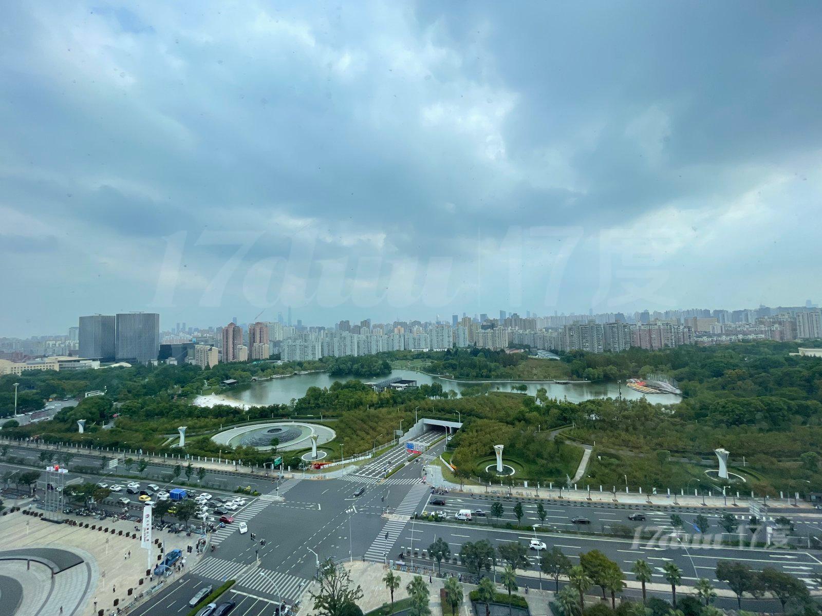 免今年房租，俯瞰灵石公园，宝华国际大厦100平朝南看东方明珠