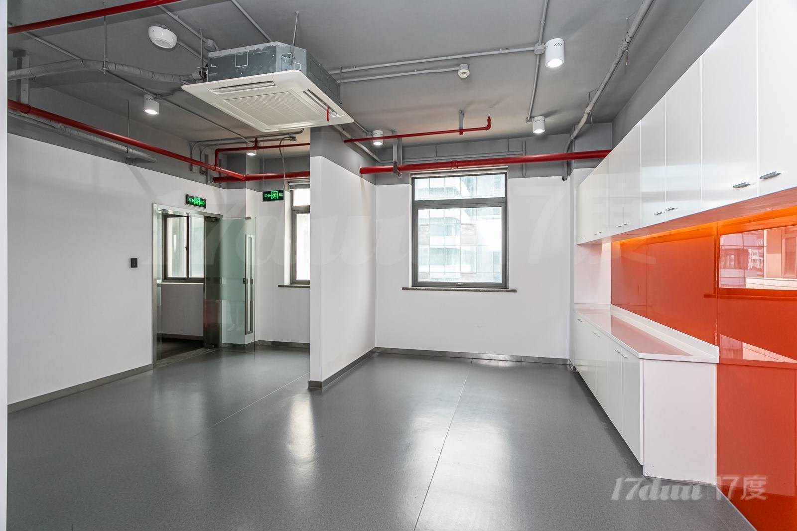 南京西路24H空调带装修办公室，半层出租朝南无遮挡，恒隆梅龙