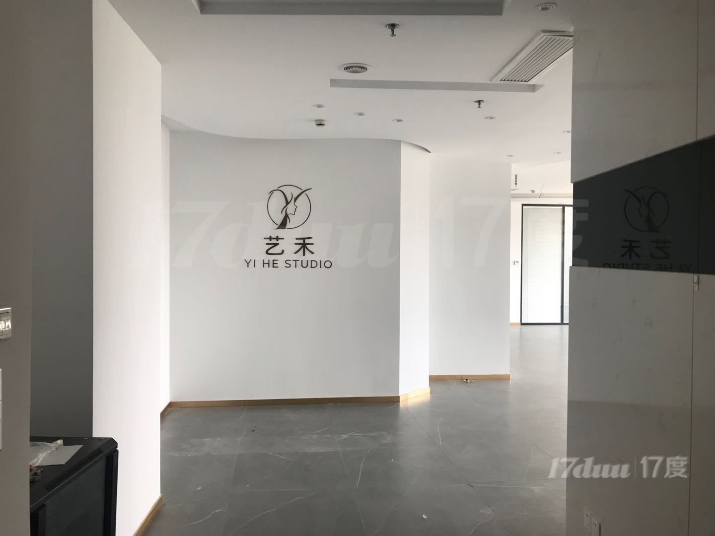 出租万达广场精装办公楼2800每月，起租50平以上面积