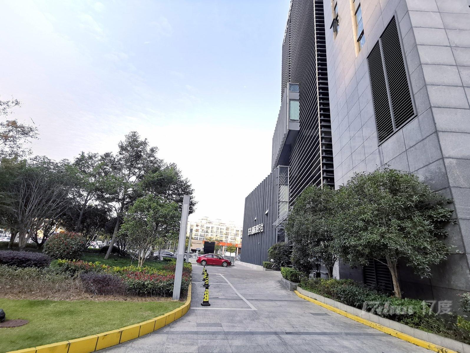 13号线祁连山南路地铁口，绿洲中环中心附近，150平带家具。