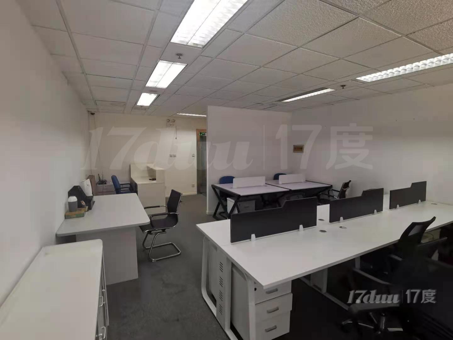 性价比超高精装办公室，业主诚意出租。近仲益大厦，随时可看