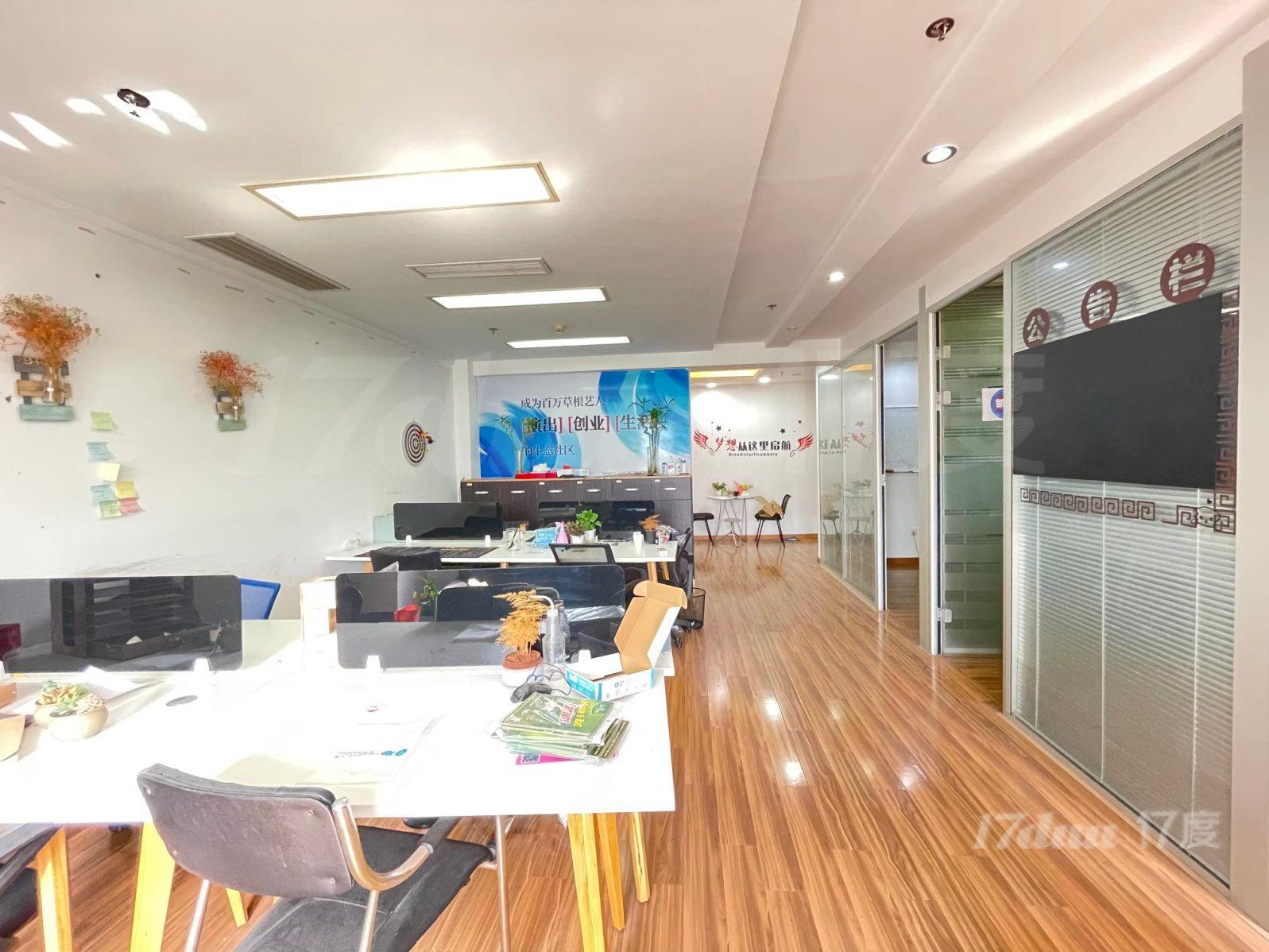 江桥万达纯办公楼，朝南，精装带3个隔断，办公家具全配