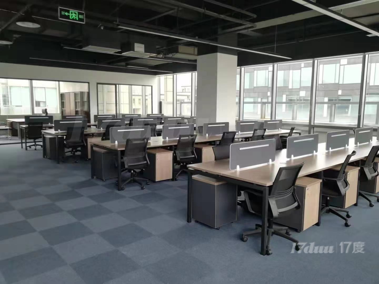 精装带家具，拎包办公，正对电梯口，双开玻璃门，三面采光