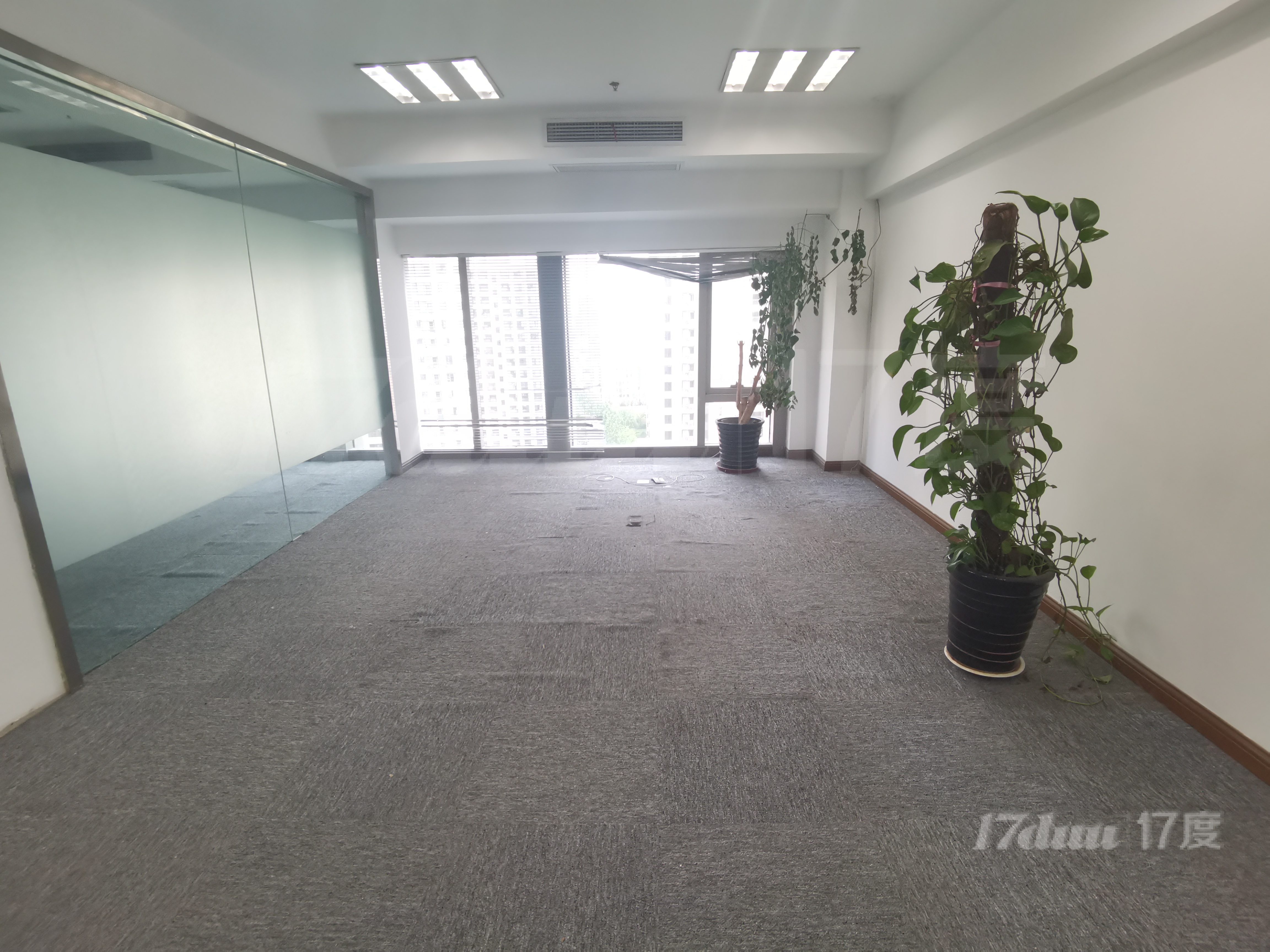 静安纯写字楼，独立空调可加班，精装复式，业主直租，年前特惠价