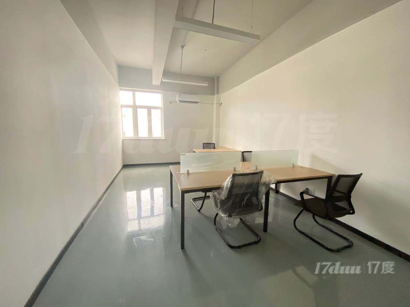 小面积办公室 创意园区 45平 M创客空间 包家具空调带窗户