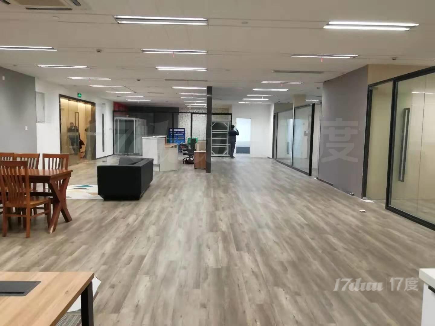 低价出租丨高端甲级办公室丨正对电梯丨专车接送丨商业配套齐全丨
