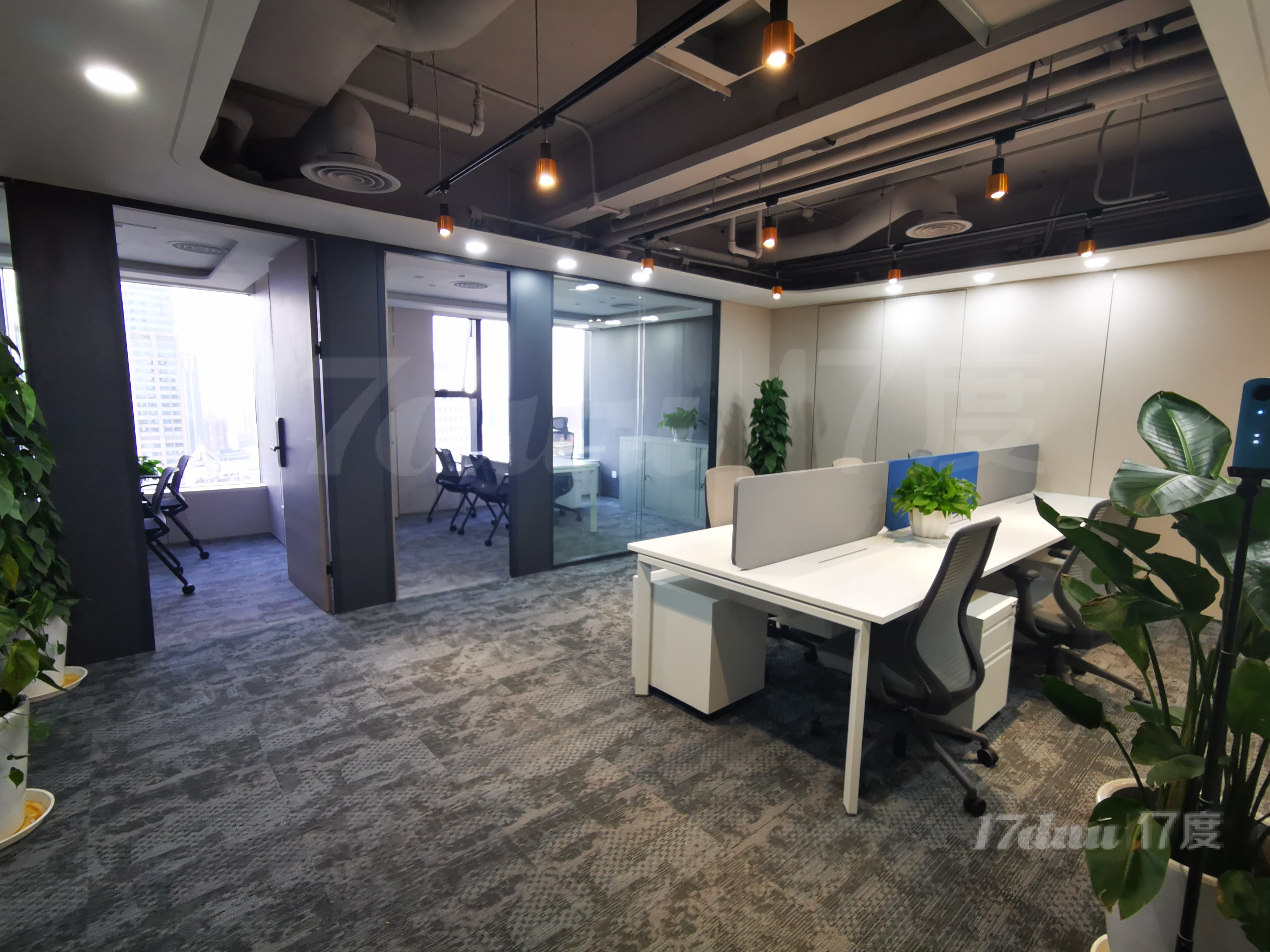 淮海路黄陂南路地铁口，精装带家具，高区东南朝向，随时可入驻
